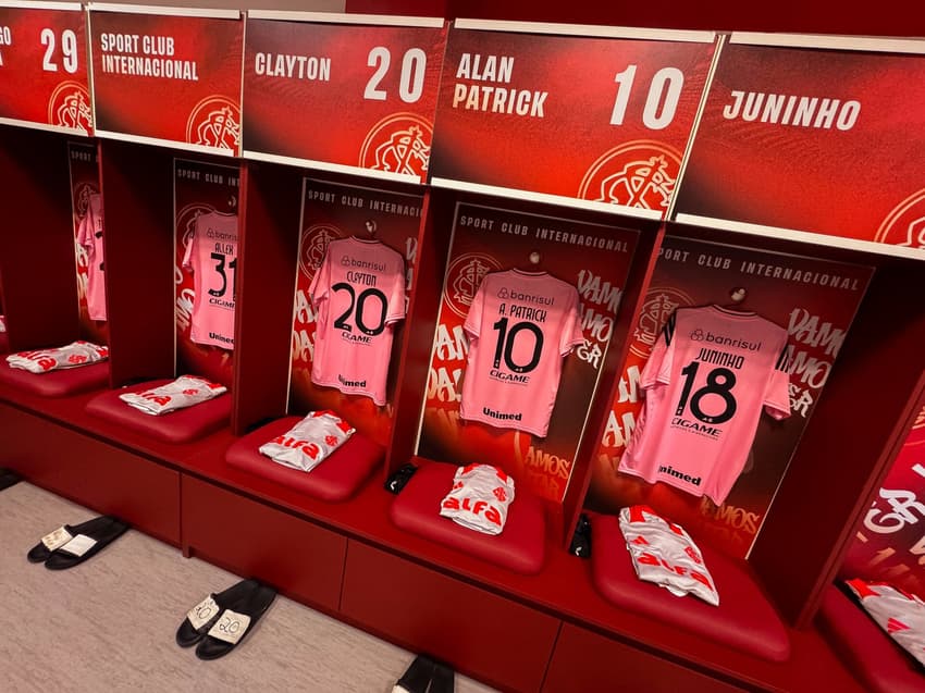 Internacional joga com camisa rosa