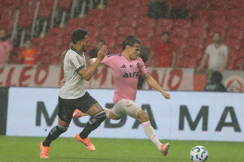 Bernabei e Vitinho no jogo entre Intenracional e Botafogo (Foto: Ricardo Duarte/SC Internacional)