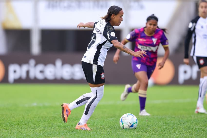 Letícia Monteiro conduz bola em Corinthians x Always Ready. (Foto: Staff Images Woman/ CONMEBOL)