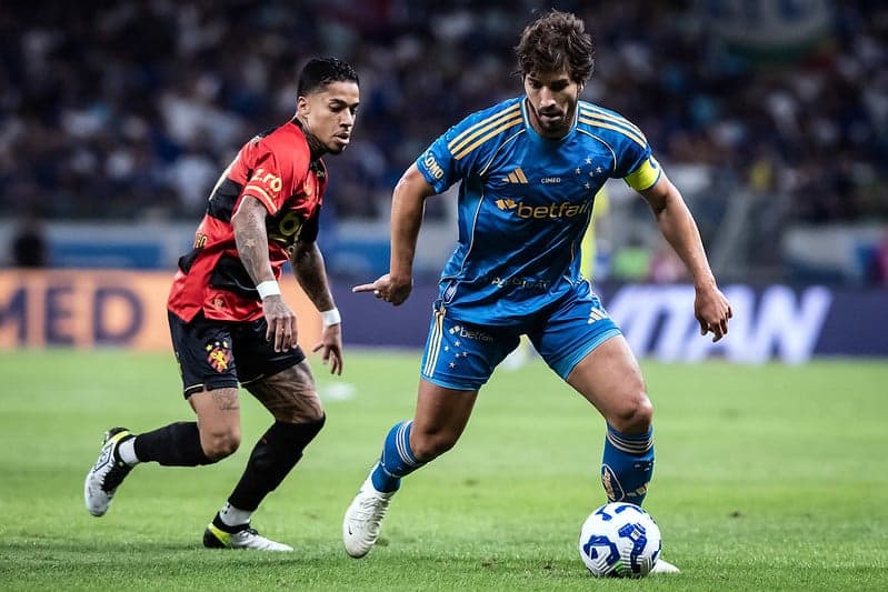 Volante Lucas Silva, do Cruzeiro, contra o Sport (Foto: Gustavo Aleixo/Cruzeiro)