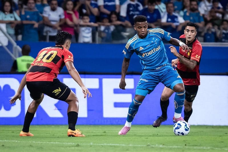 Atacante Arroyo, do Cruzeiro, contra o Sport (Foto: Gustavo Aleixo/Cruzeiro)