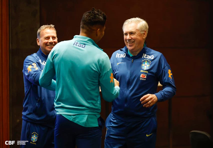 Ancelotti cumprimenta Casemiro em sua chegada à Seleção (Foto: Rafael Ribeiro / CBF)