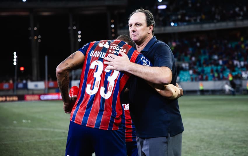 Rogério Ceni abraça David Duarte depos de Bahia x Flamengo (Foto: Letícia Martins/EC Bahia)