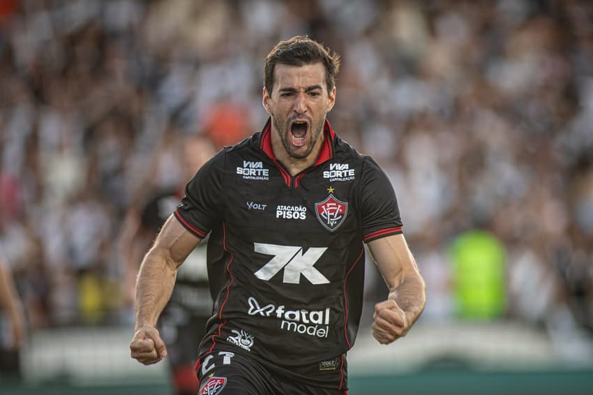 Raúl Cáceres comemora gol contra o Vasco (Foto: Victor Ferreira / EC Vitória)