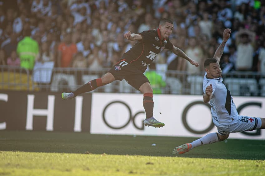 Aitor Cantalapiedra faz gol contra o Vasco (Foto: Victor Ferreira / EC Vitória)