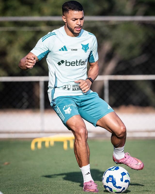 Atacante Wanderson, do Cruzeiro, em treino na Toca da Raposa (Foto: Gustavo Aleixo/Cruzeiro)