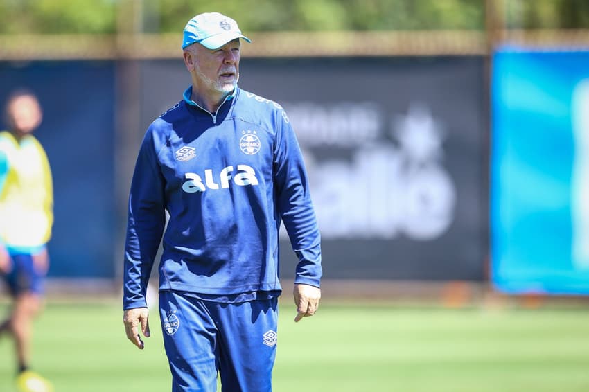 Mano Menezes tenta ajustar o Grêmio em meio aos desfalques (Foto: Lucas Uebel/Grêmio)