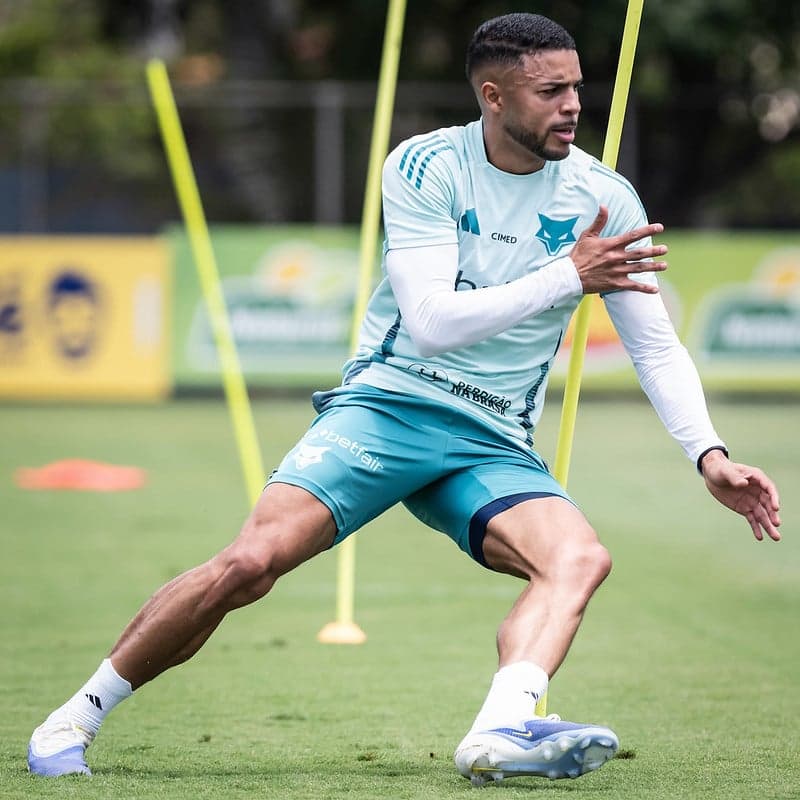 Atacante Wanderson, em treino do Cruzeiro na Toca da Raposa (Foto: Gustavo Aleixo/Cruzeiro)
