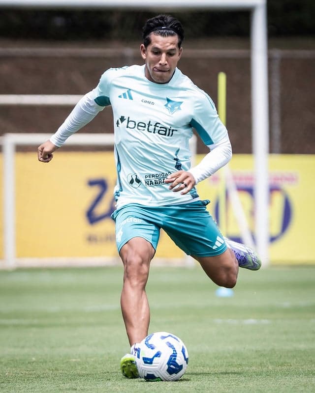 Volante Lucas Romero em treino do Cruzeiro na Toca da Raposa (Foto: Gustavo Aleixo/Cruzeiro)