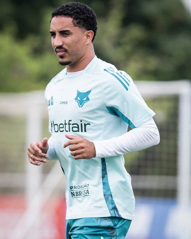 Meia Christian, do Cruzeiro, em treino na Toca da Raposa (Foto: Gustavo Aleixo/Cruzeiro)