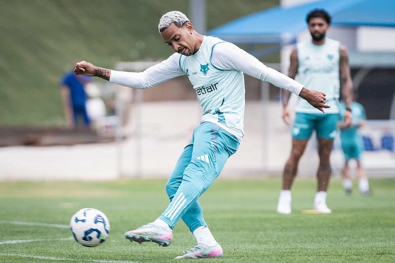 Matheus Pereira, do Cruzeiro, em treino na Toca da Raposa (Foto: Gustavo Aleixo/Cruzeiro)