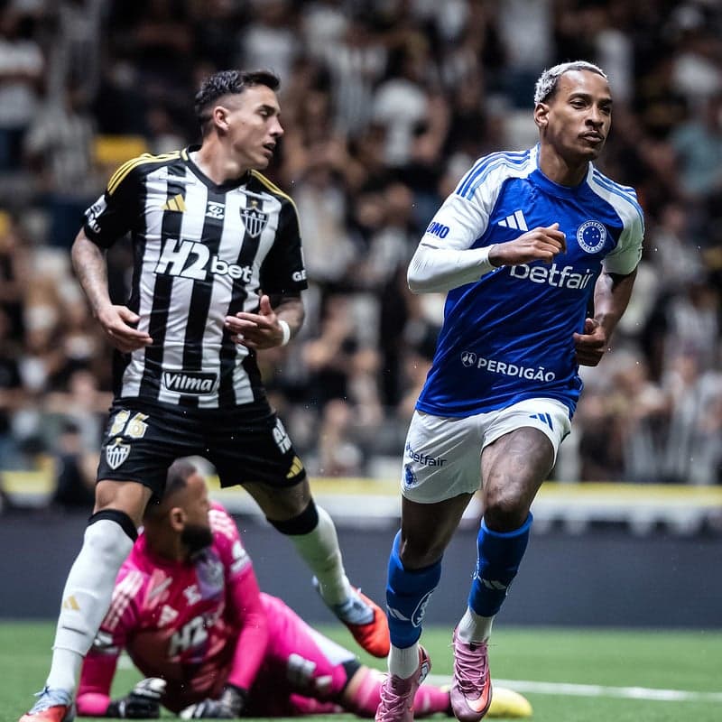 Matheus Pereira sai para comemorar gol do Cruzeiro contra o Atlético-MG (Foto: Gustavo Aleixo/Cruzeiro)