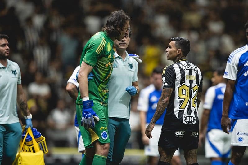 Goleiro Cássio, do Cruzeiro, deixa o gramado (Foto: Pedro Souza/Atlético-MG)