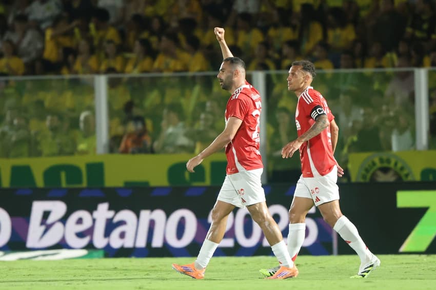 Thiago Maia e Alan Patrick comemoram gol do Internacional