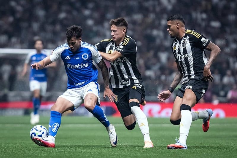 Kaio Jorge, do Cruzeiro, e Ivan Román, do Atlético-MG (Foto: Gustavo Aleixo/Cruzeiro)