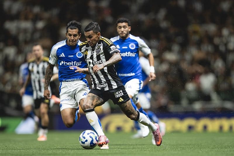 Dudu, do Atlético-MG, contra Lucas Romero, do Cruzeiro (Foto: Pedro Souza/Atlético-MG)