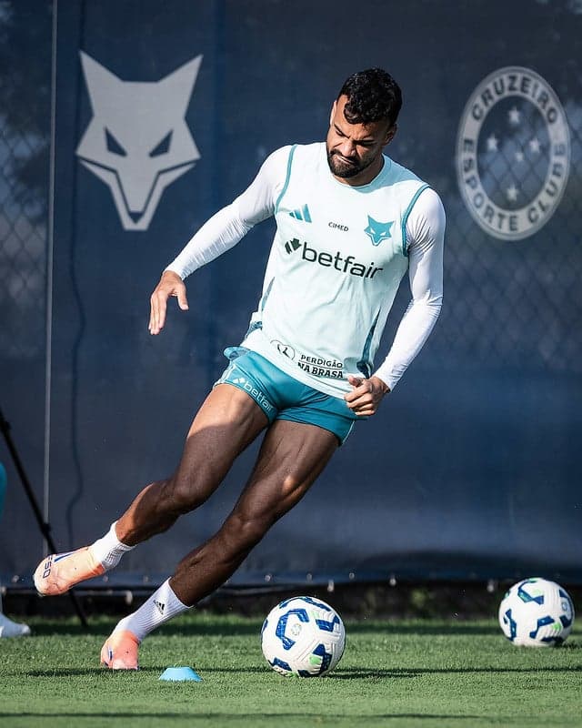Zagueiro Fabrício Bruno, do Cruzeiro, em treino na Toca da Raposa (Foto: Gustavo Aleixo/Cruzeiro)