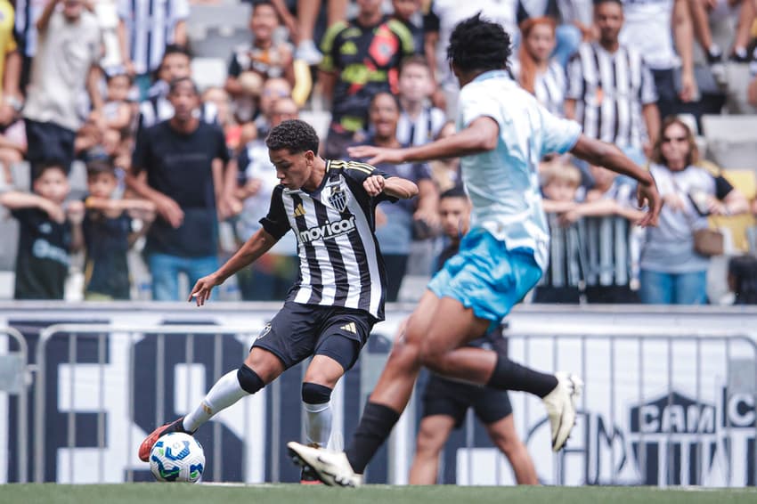 Jogadores de Atlético-MG e Grêmio em campo na final do Brasileirão Sub-17 (Foto: Pedro Vale/CBF)