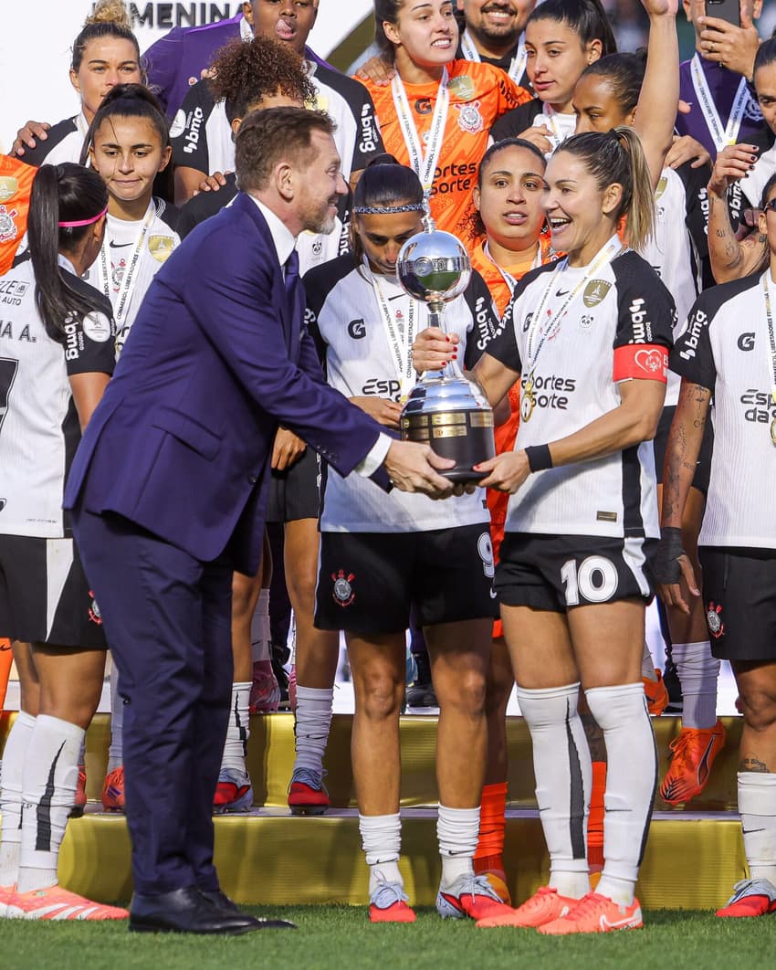 Capitã e artilheira, Gabi Zanotti levantou a taça de campeã da Libertadores Feminina. (Staff Images Woman/CONMEBOL)