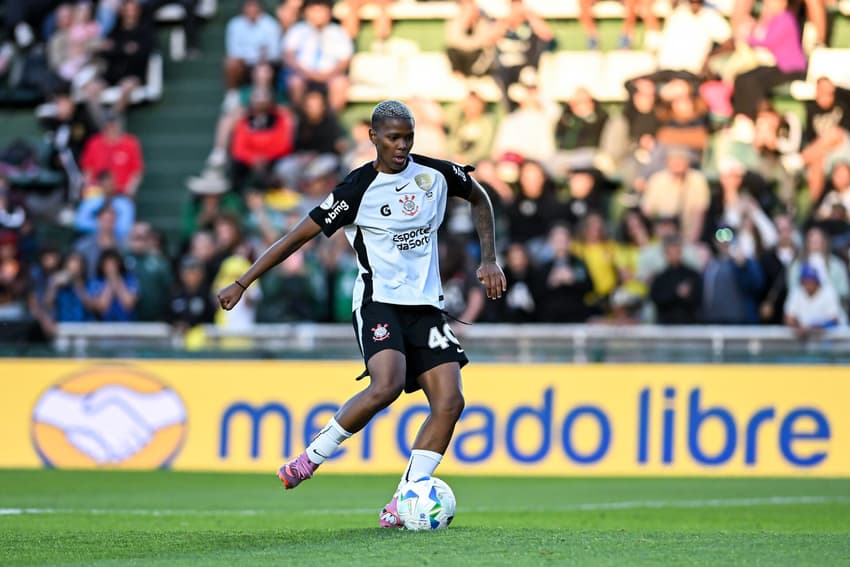 Jhonson cobra pênalti decisivo contra o Deportivo Cali, na final da Libertadores Feminina. (Foto: Staff Images Woman/CONMEBOL)