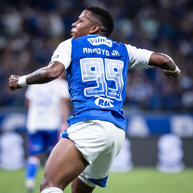 Arroyo comemora assistência para o gol do Cruzeiro contra o Fortaleza (Foto: Gustavo Aleixo/Cruzeiro)