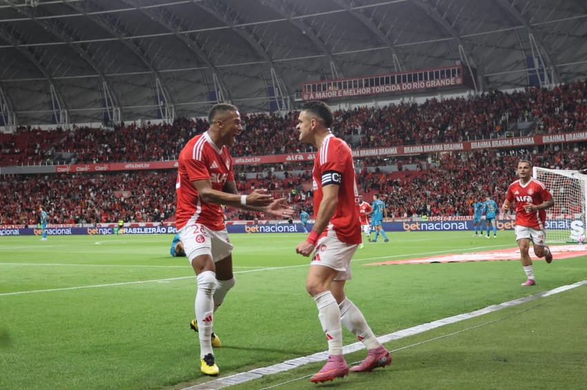 Vitinho e Rafael Borré comemoram gol do Internacional