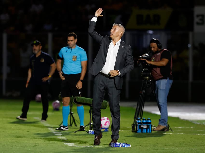 Hernán Crespo, técnico do São Paulo, em treinamento.