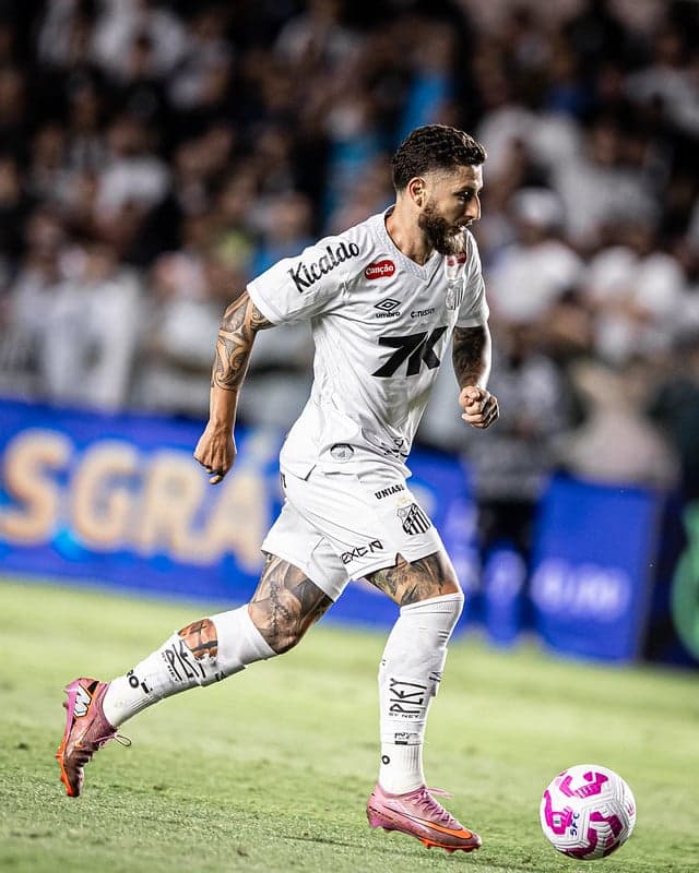 Zé Rafael será desfalque para o duelo do Santos contra o Botafogo por suspensão. (Foto: Raul Baretta/ Santos FC)