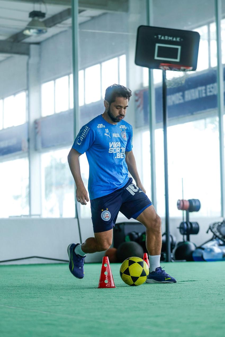 Everton Ribeiro faz trabalhos específicos em recuperação de câncer na tireoide (Foto: Rafael Rodrigues / EC Bahia)