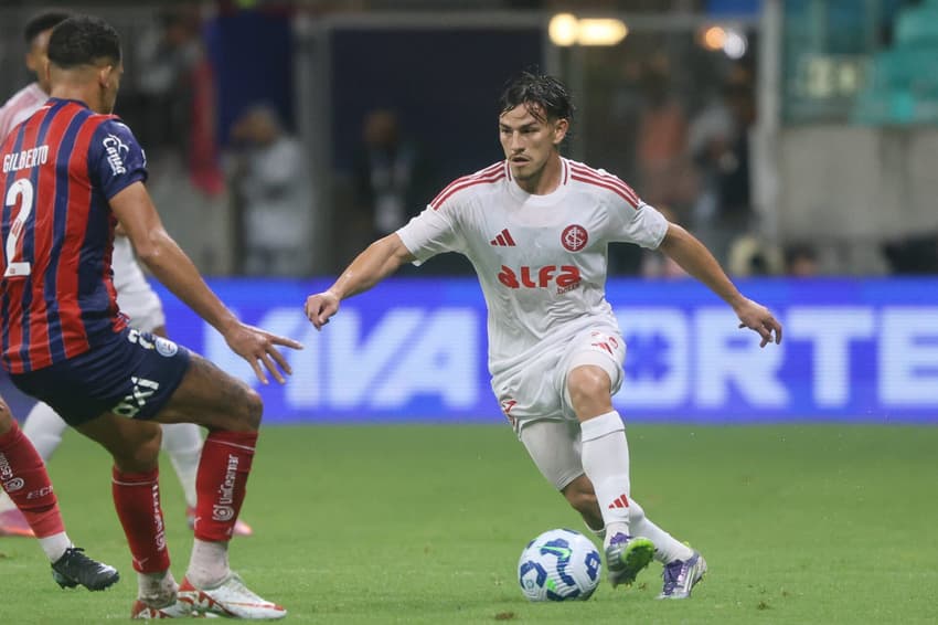 Gilberto, do Bahia, contra Bernabei, do Internacional