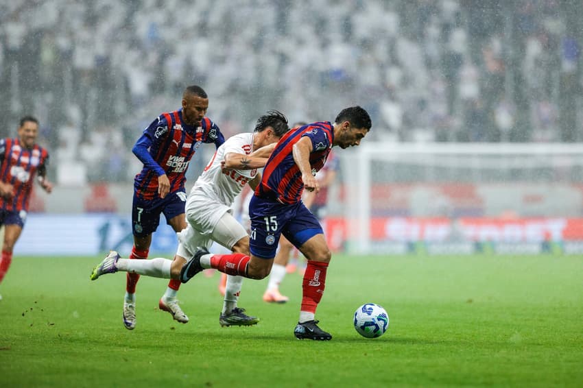 Michel Araújo, do Bahia, contra Bernabei, do Internacional