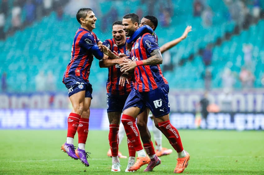 Willian José e companheiros comemoram gol do Bahia