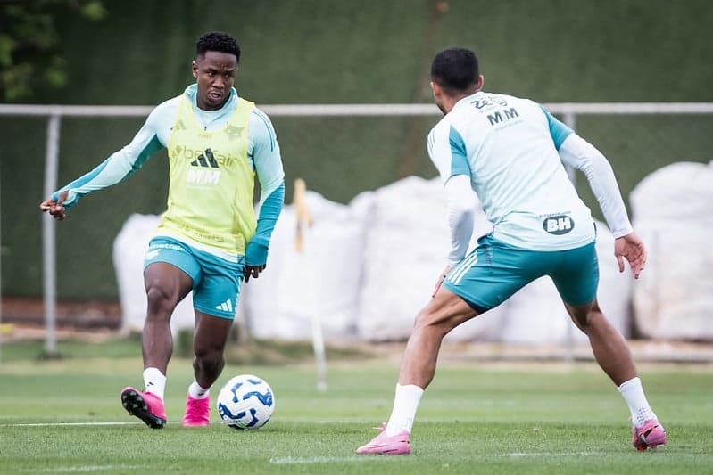 Atacante colombiano Sinisterra em treino do Cruzeiro na Toca da Raposa (Foto: Gustavo Aleixo/Cruzeiro)