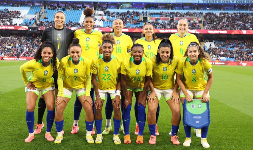 Seleção Brasileira feminina posa para foto oficial antes de enfrentar a Inglaterra. (Foto: Lívia Villas Boas / CBF)