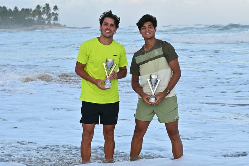 Eduardo Ribeiro (e) e Guto Miguel no mar da Costa do Sauípe e os troféus (Fotojump/João Pires)