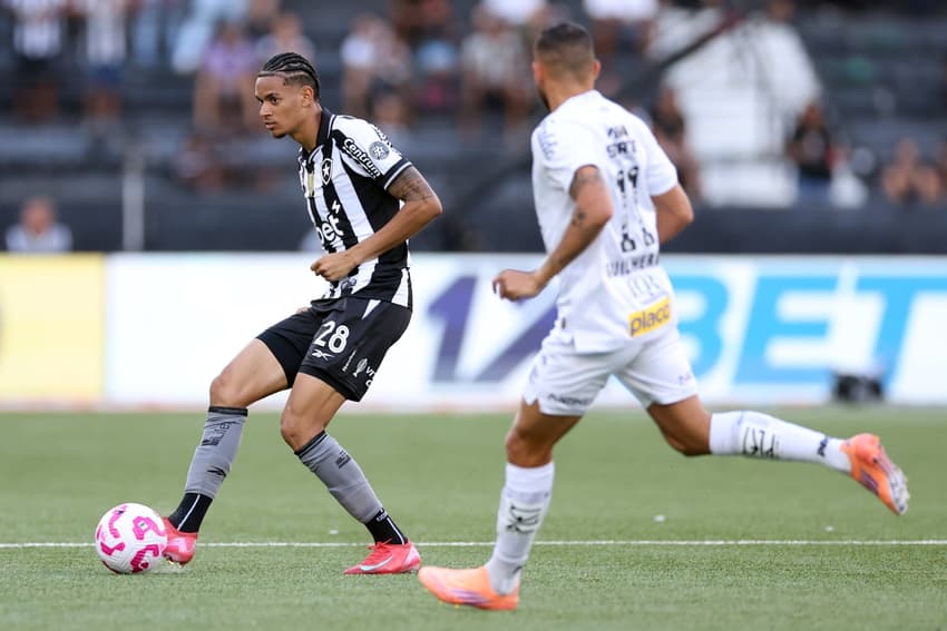 Newton em ação pelo Botafogo no empate com o Santos pelo Brasileirão (Foto: Vítor Silva/Botafogo)