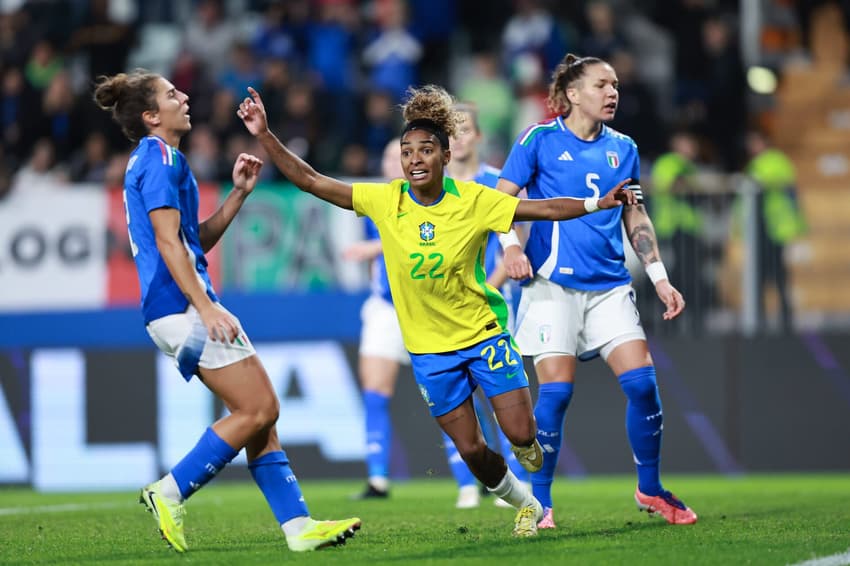 Luany comemora gol no amistoso Brasil x Itália. (Foto: Lívia Villas Boas/ CBF)