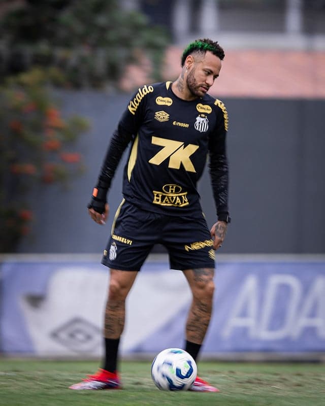 Neymar muda o visual e aparece de cabelo verde no CT Rei Pelé. (Foto: Raul Baretta/ Santos FC)
