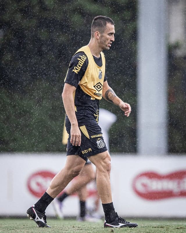 João Schmidt treina sob forte chuva no CT Rei Pelé. (Foto: Raul Baretta/ Santos FC)