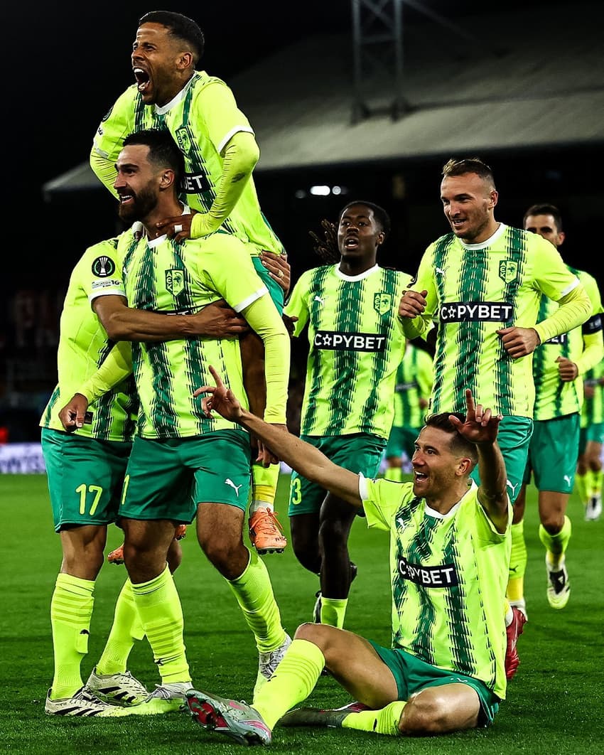 AEK Larnaca, do Chipre, comemorando a vitória contra o Crystal Palace na Conference League (Foto: Reprodução/X)