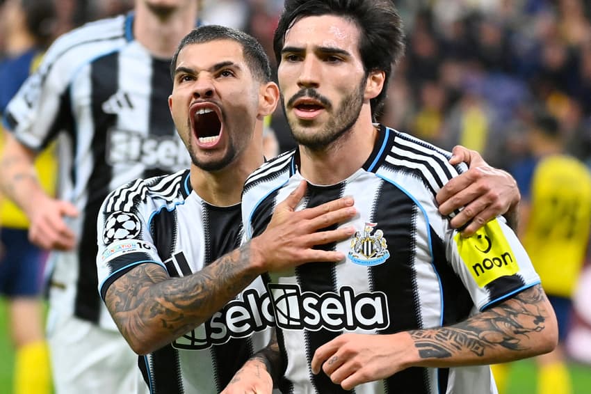Bruno Guimarães comemora gol do Newcastle com Tonali (Foto: JOHN THYS / AFP)