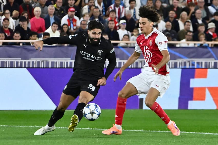 Josko Gvardiol e Maghnes Akliouche disputam bola em Manchester City x Monaco (Photo by Frederic Dides / AFP)