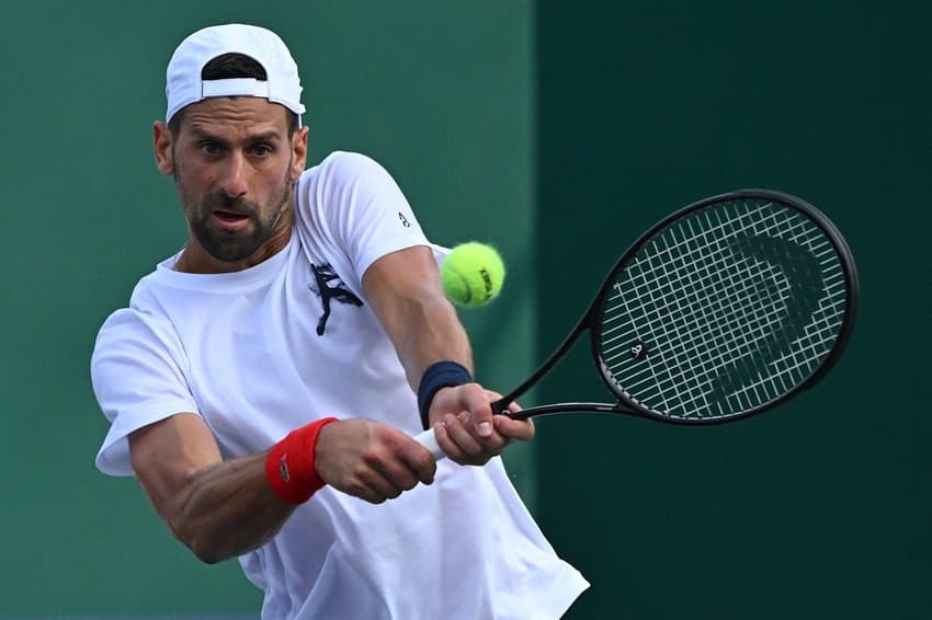O sérvio Novak Djokovic em treino em Xangai (Foto: Jade Gao/AFP)