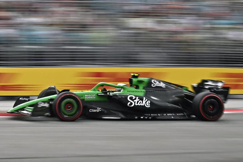 Gabriel Bortoleto, da Sauber, no treino livre no GP de Singapura (Foto: Lillian SUWANRUMPHA / AFP)