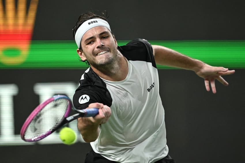 O americano Taylor Fritz venceu o húngaro Fabian Marozsan e ajudou João Fonseca no ranking (Foto: Jade GAO / AFP)