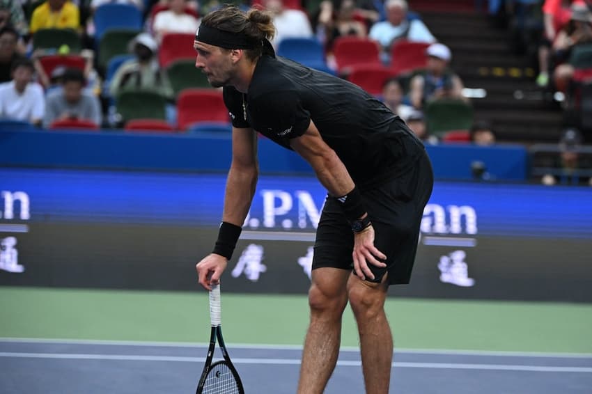 O alemão Alexander Zverev na vitória sobre o francês Valentin Royer em Xangai. (Foto: Jade Gao / AFP)
