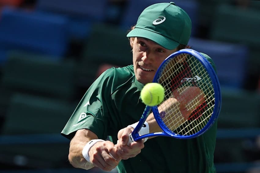 O australiano Alex de Minaur devolve a bola na vitória sobre o polonês Kamil Majchrzak (Foto: Jade Gao / AFP)