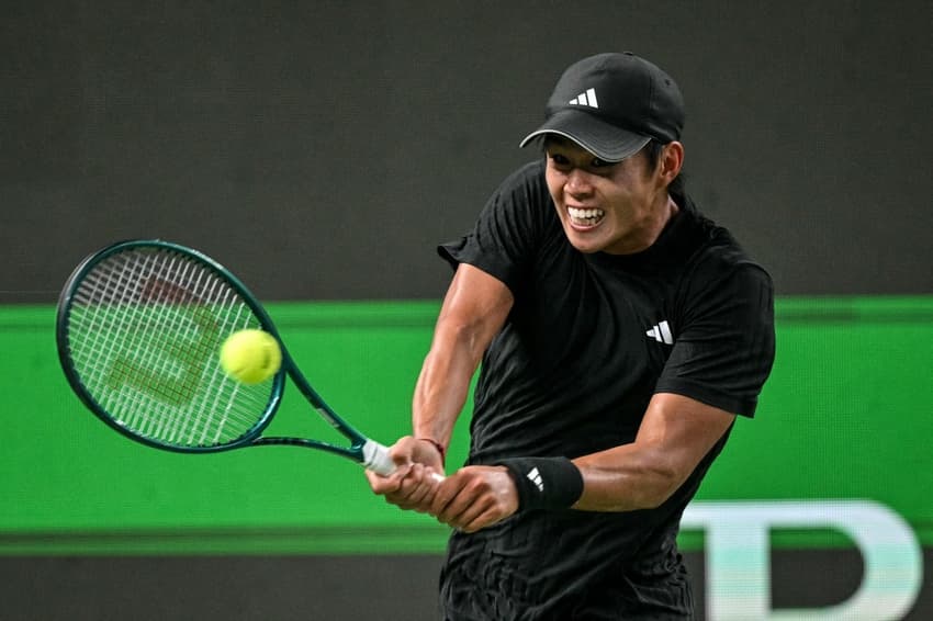 O americano Learner Tien na derrota para o russo Daniil Medvedev em Xangai (Foto: HECTOR RETAMAL / AFP)