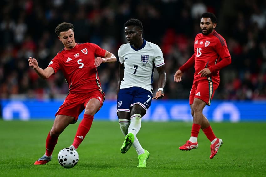 Bukayo Saka, da Inglaterra, na dividida com defensor Ehtan Ampadu, do País de Gales (Foto: Ben STANSALL / AFP)