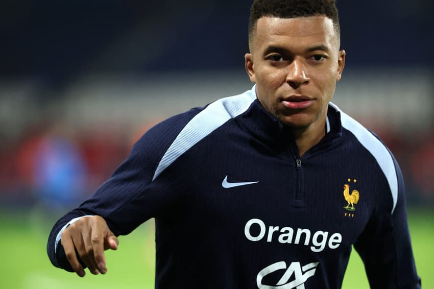 Mbappé antes do jogo entre França e Azerbaijão (Foto: Franck Fife / AFP)